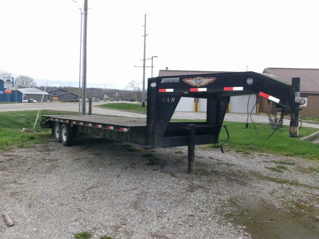 USED H & H 25′ 14K Euipment Trailer With Wide Ramps And Center Pop-Up Stock #059734
